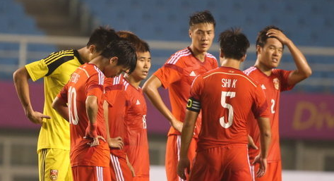4月22日讯 据《体坛周报》记者马德兴报道，尽管中国国奥接连输给日韩，两连败提前无缘出线，但球队在两场比赛中的一些表现则已经得到了足协方面的肯定。