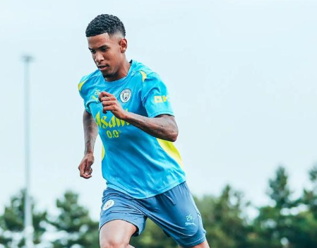 蓝月狂飙:曼城欧冠赛场的征服者传奇